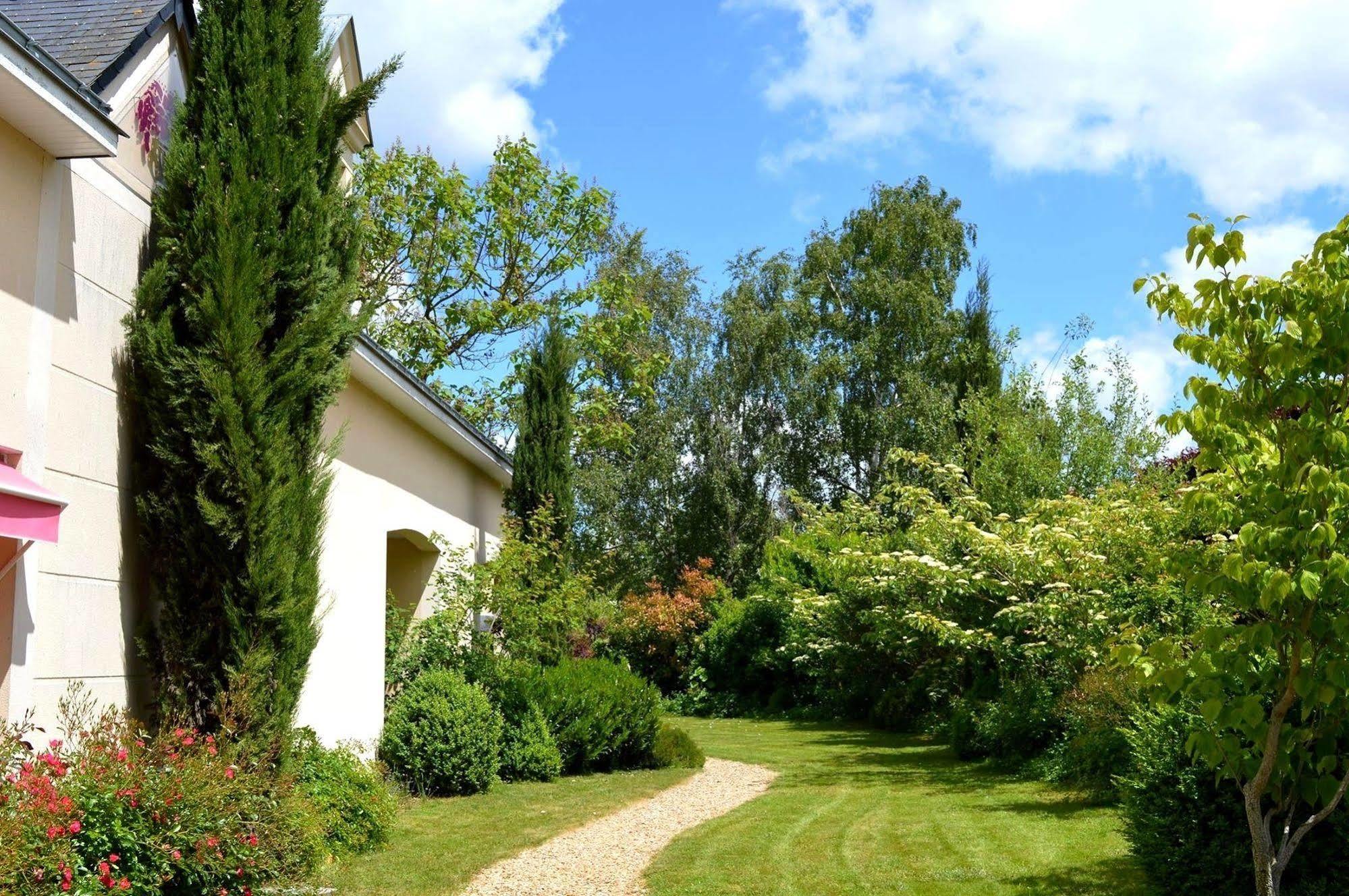 Doué-la-Fontaine Logis Auberge Bienvenue מראה חיצוני תמונה